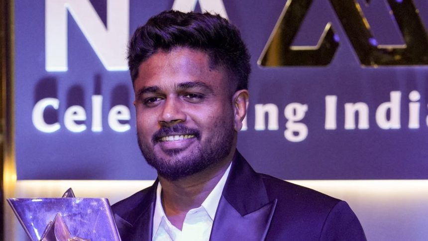 Dhoni honours India's recent World Cup winners at CSK event