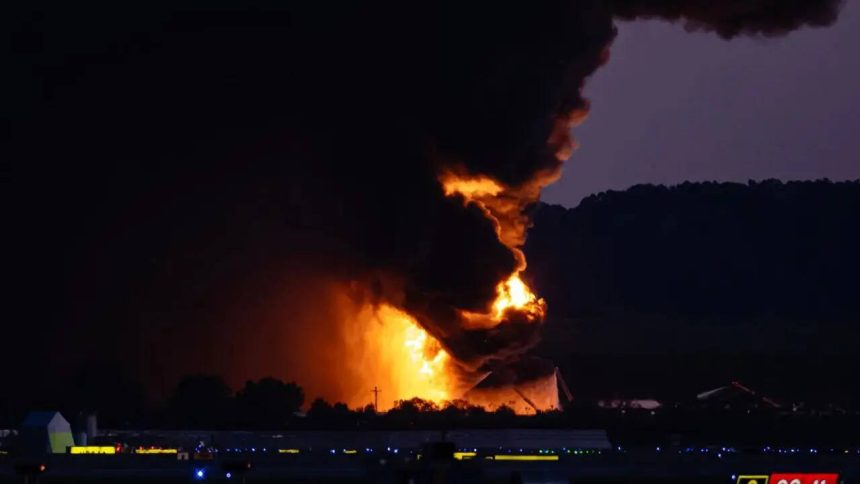 2 killed in plane crash at small airport in Arizona