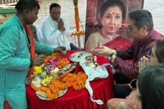 Asha Bhosle's ashes immersed in the Ganga by her family, granddaughter Zanai Bhosle breaks down