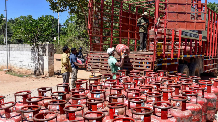 Empty cylinders drive migrants back home