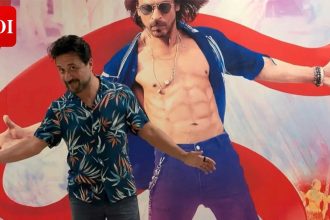 Enrique Arce strikes Shah Rukh Khan pose during Mumbai visit