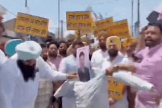 'Gaddar Raghav Chadha': AAP workers detained by Mumbai police during protest outside MP's house - video