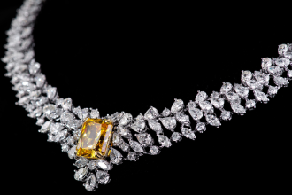 Gold or platinum with diamonds: Which one actually makes you look richer?
