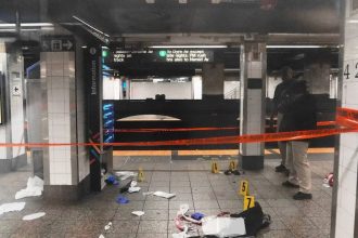 Knife attack suspect shot dead by police after injuring 3 in New York