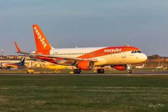 Passengers step off overweight flight: EasyJet trims load; warm weather and short runway blamed