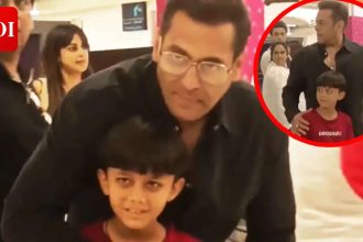 Salman has security scare; fan slips past guard for selfie - WATCH