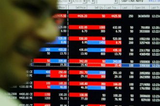 Sensex slides 1k points on oil surge, Rupee fall