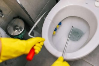 Unclog toilet without plunger: 3 quick hacks