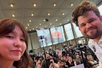 Watch: Magnus Carlsen poses for selfie, then gets her phone seized