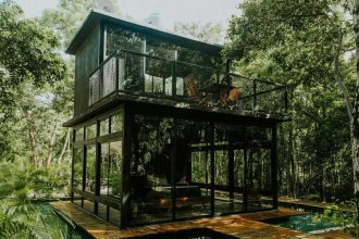 7 stunning glass houses worldwide that redefine modern living and architectural beauty