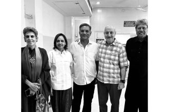 Anupam Kher hosts Kapil Dev, Madan Lal at Delhi play