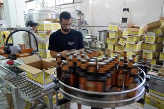 Facing bottle shortage, beer cos seek price hike