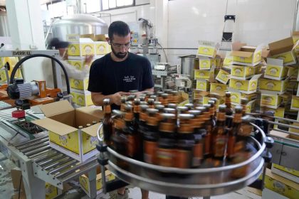 Facing bottle shortage, beer cos seek price hike