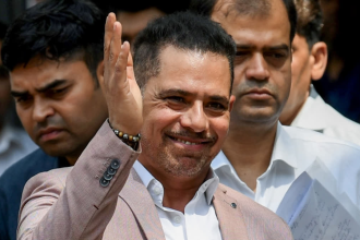 Haryana land deal: Vadra withdrawsplea, will appear before trial court