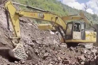 J&K: Heavy landslide shuts Baramulla-Uri NH near Lagama; traffic diverted