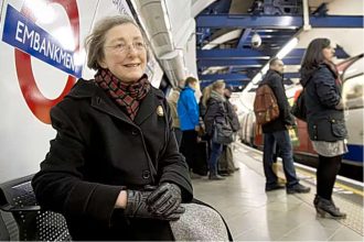 “Love really lives in the smallest things.” The heartbreaking reason this woman went to a London station every day after