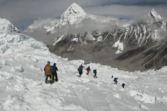 Peak crush: 274 summit Everest in single day