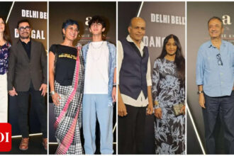 Aamir holds Gauri's hand at Lagaan 25 bash; Kiran and Azad join