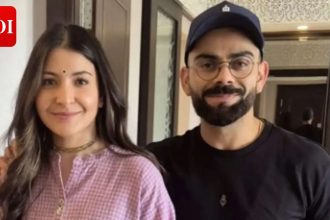 Anushka-Virat pose for a selfie with fan- PIC