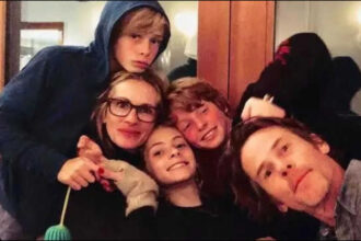 Julia Roberts hangs out with Henry and Hazel
