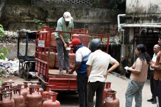 Kitchen budgets under strain as LPG price nears Rs 1,000