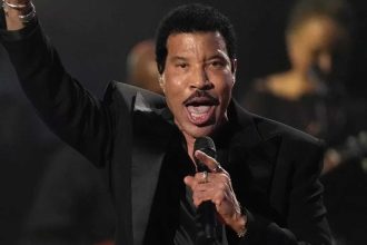 Lionel Richie HOSPITALISED after falling ill onstage - WATCH