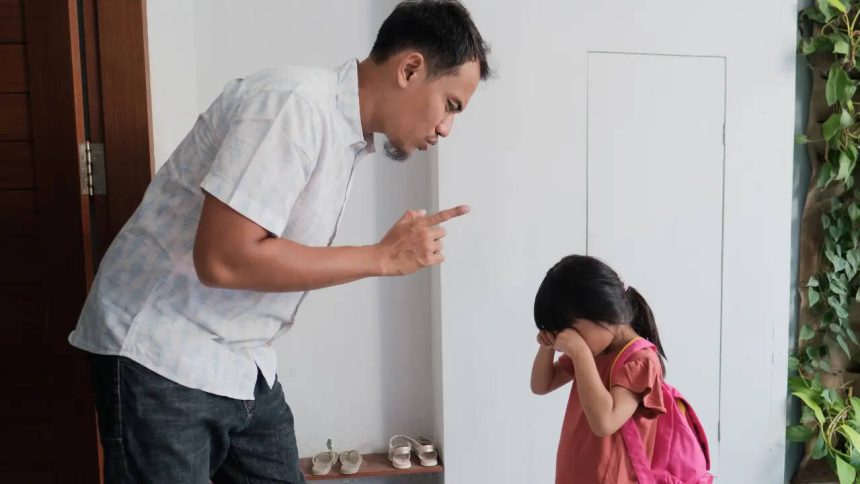 Psychology says parents who do these 7 things often teach children to hide their feelings