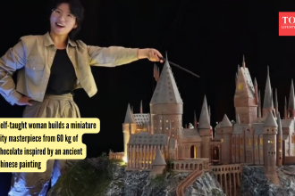 Self-taught woman builds a miniature city masterpiece from 60 kg of chocolate inspired by an ancient Chinese painting