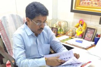 TMC councillor arrested amid extortion allegations; crowd chants 'chor, chor' at court in Kolkata