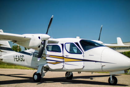 Trainee pilot hurt by running propeller while leaving aircraft