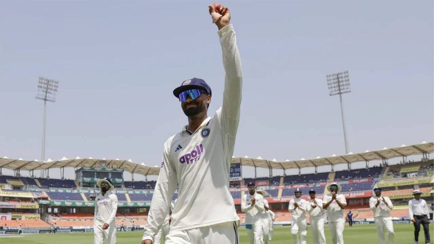 'Wonderful career ahead': Ashwin's special message for Manav Suthar