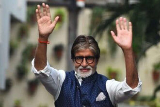 Amitabh Bachchan thanks fans for turning up outside Jalsa amid rain