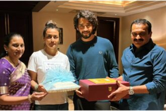 Bandla Ganesh invites Mahesh Babu to daughter's wedding
