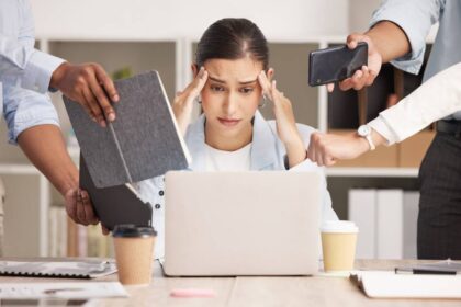 Candidate loses her job after asking details on working hours and offer letter; netizens bash the firm for toxic behaviour