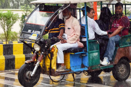Govt pulls plug on Chinese apps used to stop e-rickshaws