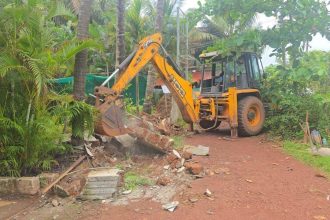 Man attempts suicide during Morjim demolition drive