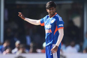 Mayank equals Bhuvneshwar's T20I Record with 1st-ball wicket against Zimbabwe