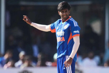 Mayank equals Bhuvneshwar's T20I Record with 1st-ball wicket against Zimbabwe