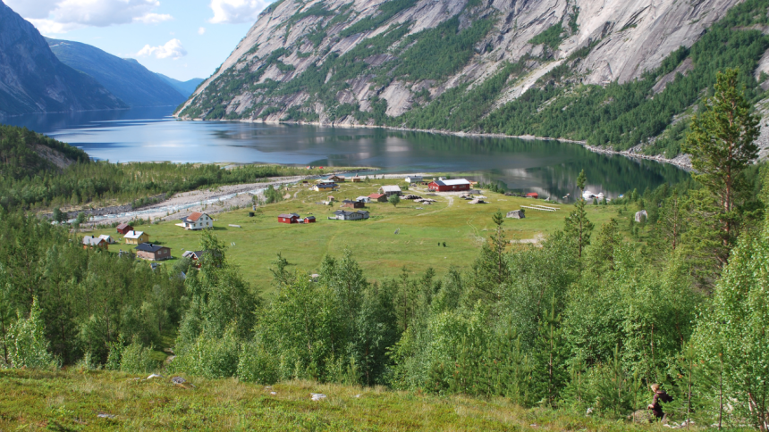 Northern Norway’s coastal towns face storms, erosion and energy stress: And scientists say climate plans must cut emissions