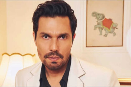 Randeep Hooda spotted travelling by metro during Mumbai rains