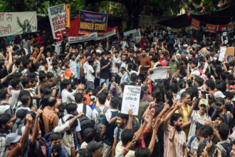 Reached out 4 times, says govt; talks at Jantar Mantar or a neutral venue, says CJP
