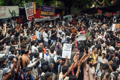 Reached out 4 times, says govt; talks at Jantar Mantar or a neutral venue, says CJP