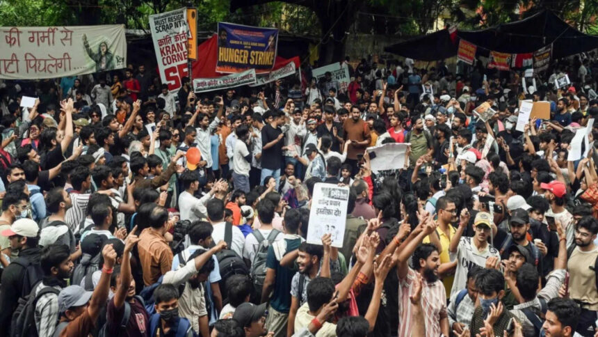 Reached out 4 times, says govt; talks at Jantar Mantar or a neutral venue, says CJP
