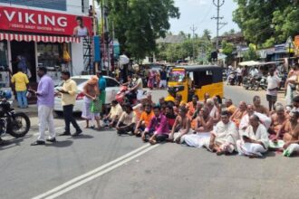 Srirangam temple priests hold road roko