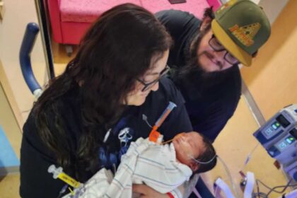 Ex-nurse revives baby who stopped breathing during Arizona post-office visit