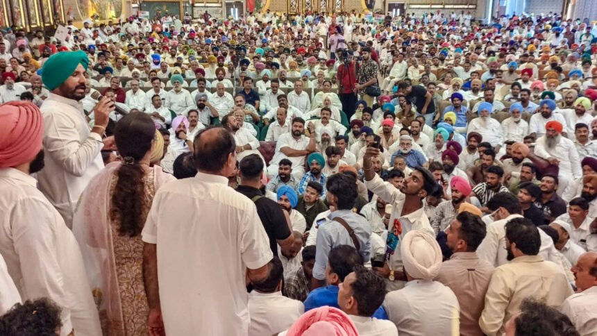 Watch: Pro-Channi sloganeering draws Congress' ire amid Punjab leadership tussle